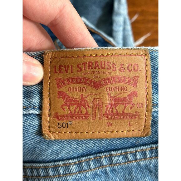 Levis 501 Shorts Womens 28 Blue Denim Cut off Raw Hem Distressed Medium Wash - Picture 2 of 8